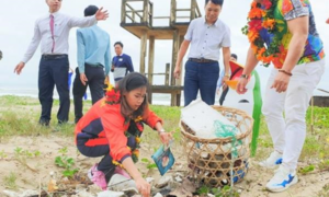 Nữ hoàng điền kinh Nguyễn Thị Thanh Phúc cùng diễn viên Lý Hùng 'nói không với rác thải nhựa'